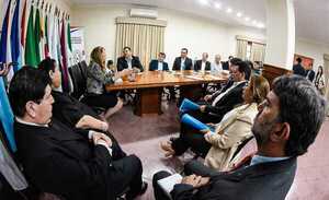 Gobernador pide insumos y medicamentos para hospitales - La Clave