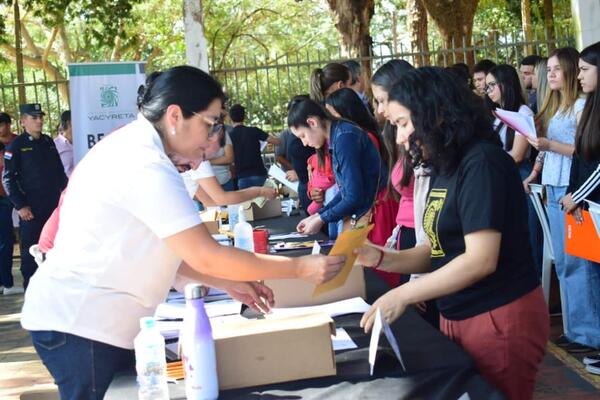 Gobierno desembolsa aportes para sector productivo y pago por becas universitarias a jóvenes de Misiones