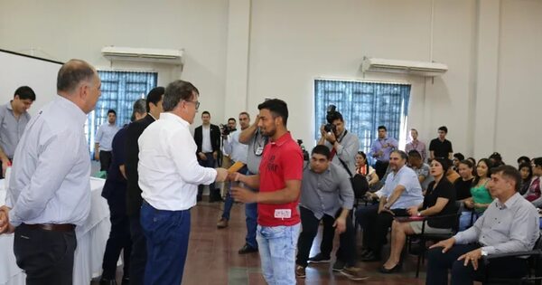 Jóvenes becarios de la EBY recibirán primer desembolso - Nacionales - ABC Color