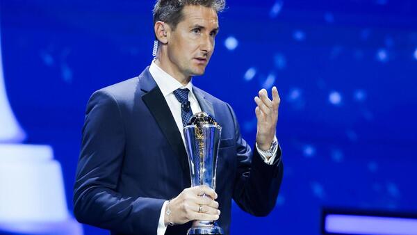 Miroslav Klose recibe el premio Presidente de la UEFA