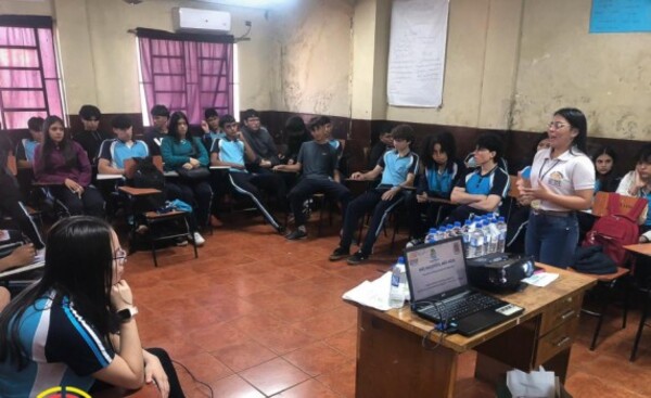 Alumnos de colegios reciben charlas sobre preservación del agua