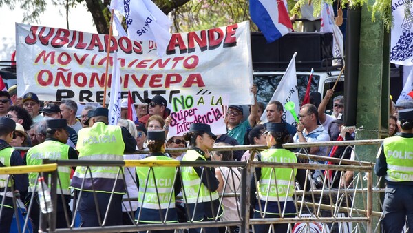 Sindicatos y organizaciones marchan contra la creación de superintendencia de jubilaciones