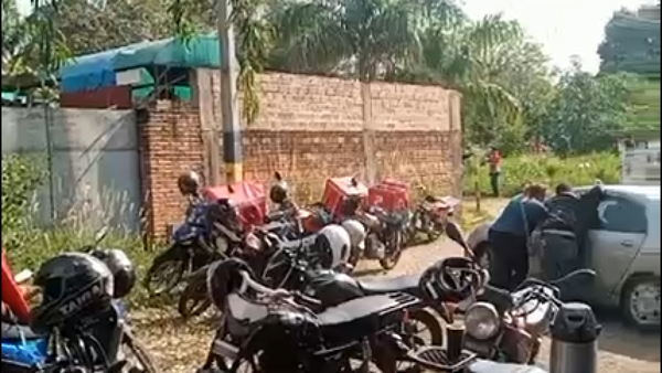 Deliverys rodearon una cuadra en busca de una moto robada en Luque
