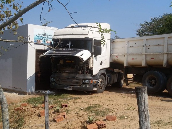 Diario HOY | Camión se llevó por delante un consultorio odontológico en Concepción