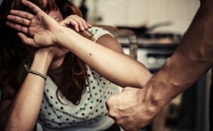 Agredió a su tía y prima e intentó incendiar un vehículo