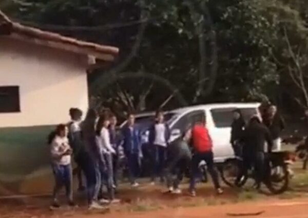 (VIDEO) Dos estudiantes se agarraron a golpes en el patio de un colegio