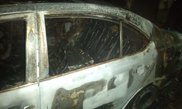 Auto fue incinerado tras discusión entre pareja