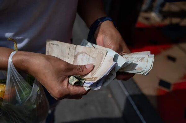 Moneda venezolana acelera depreciación en agosto al perder 9,4 % de valor frente al dólar - Mundo - ABC Color