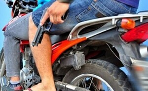 Motochorros asaltan repartidor de Coca Cola