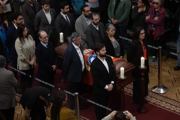 Despiden en masivo funeral al presidente del Partido Comunista chileno Guillermo Teillier - Mundo - ABC Color