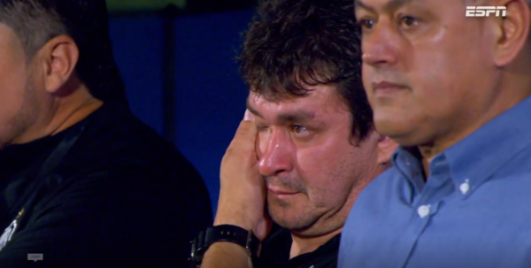 Versus / La tremenda emoción de Julio Enciso durante el recibimiento
