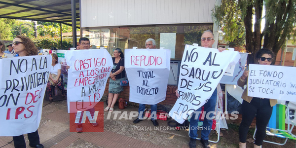 ASEGURADOS SE MANIFESTARON HOY FRENTE AL HOSPITAL DEL IPS EN ENCARNACIÓN - Itapúa Noticias
