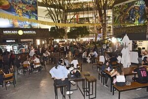 After office del Banco Atlas en Plaza Mariscal - Sociales - ABC Color