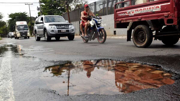 Agua servida y baches pululan en calle Bonifacio Ovando de Lambaré