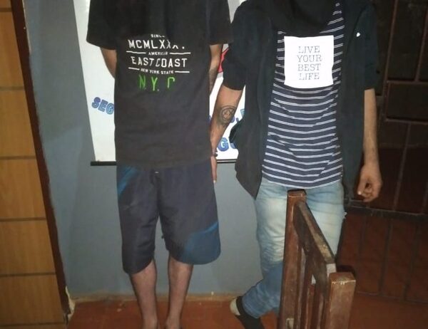 Capturan a dos bandidos por robar dinero y celular a un joven en barrio Pablo Rojas – Diario TNPRESS