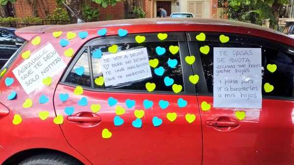 Llenó de corazoncitos un auto que estacionó frente a su garaje