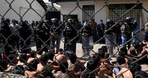 La Nación / Casi 60 guardias están retenidos por presos de Ecuador