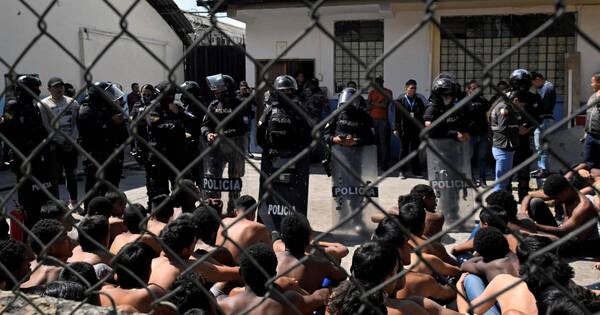 La Nación / Casi 60 guardias están retenidos por presos de Ecuador