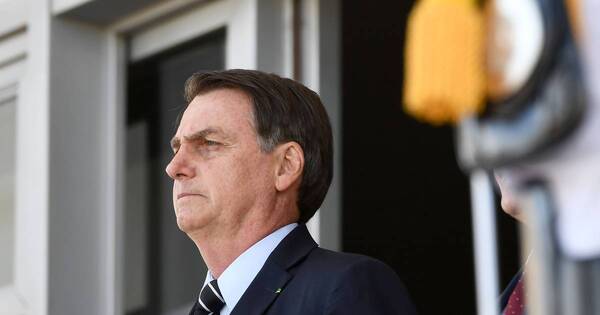 La Nación / Bolsonaro y su esposa quedaron mudos en citación por joyas