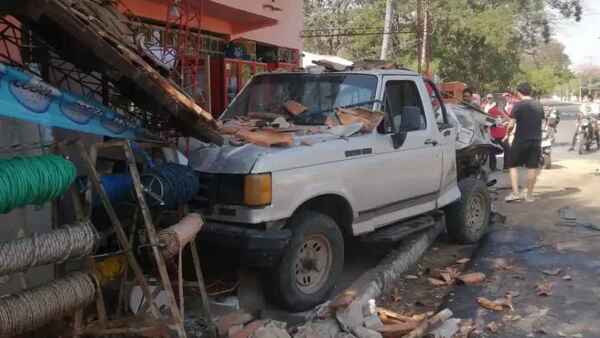 Ñeembucú: Perdió el control, chocó y causó destrozos en Isla Umbú