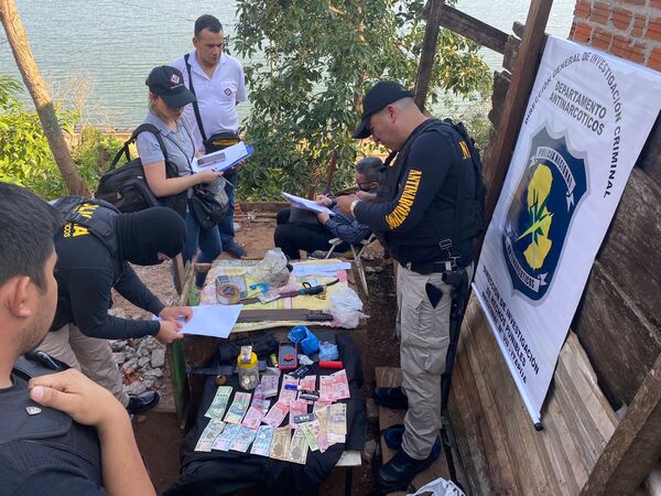 Agentes antinarcóticos detienen a dos supuestos distribuidores de drogas en el B° Sagrada Familia