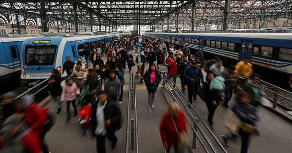 La Nación / Congelan tarifas de autobuses y trenes en Buenos Aires
