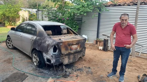 Queman vehículo de concejal colorado de San Antonio - Noticiero Paraguay