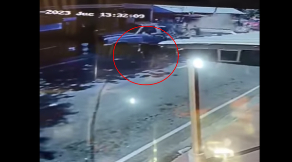 Diario HOY | Video capta un milagro: sale ileso entre choque de vehículos