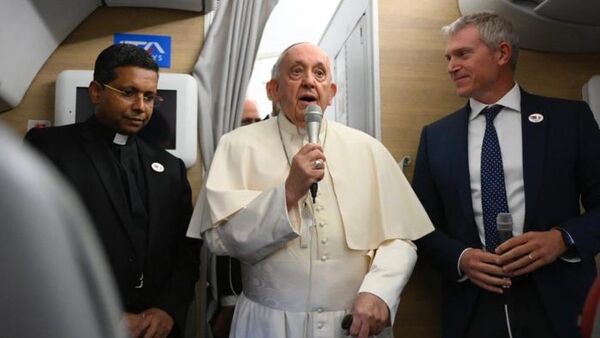 Papa Francisco en el avión: Mongolia se entiende con los sentidos - Portal Digital Cáritas Universidad Católica