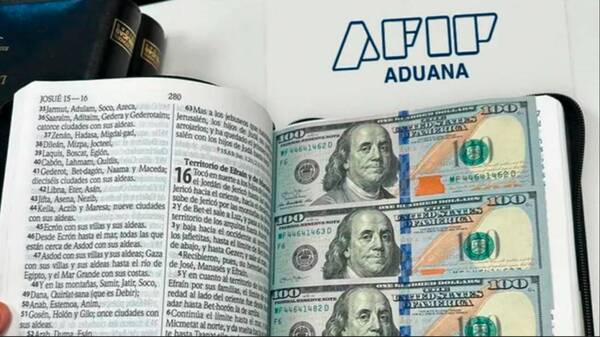 ¿Que Dios se lo pague? Encuentran miles de dólares ocultos en Biblias