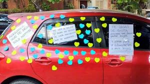 “Decidí dar amor”: “decoró” con corazoncitos un automóvil que se estacionó frente a su garaje