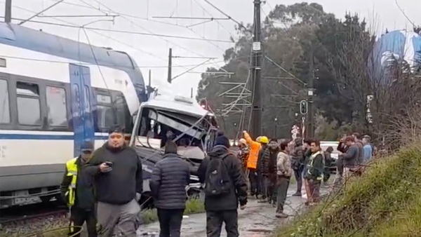 Un tren arrolló un microbús en Chile y dejó seis muertos - .::Agencia IP::.