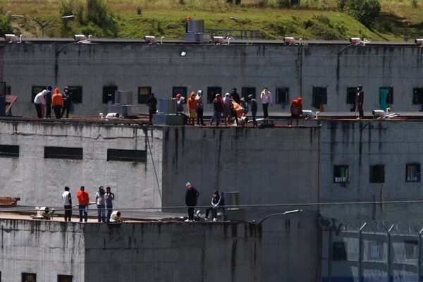 Ecuador: Presos de seis cárceles tienen secuestrados a 57 guardias y policías, tras motines - Unicanal