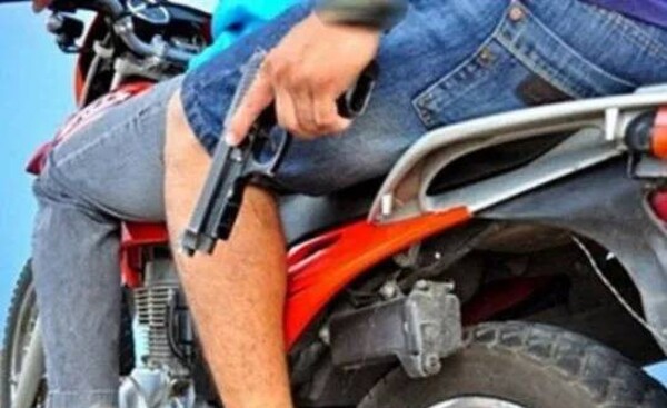 Cuatro motochorros asaltan a repartidores de bebidas