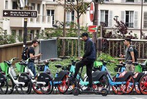 Paris: Entra en vigor el fin de los monopatines eléctricos de alquiler   - Mundo - ABC Color