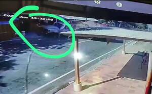 [VIDEO] Hombre quedó en medio de un choque de vehículos y se salvó de milagro