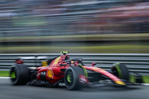 Versus / Con su Ferrari, Carlos Sainz dominó los segundos ensayos libres del GP de Italia