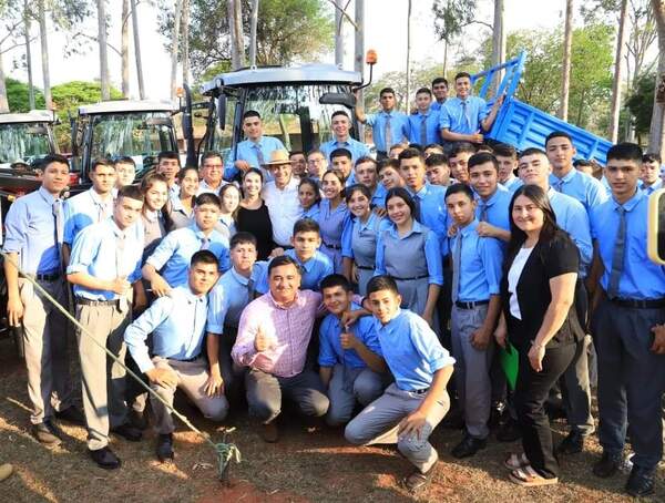 MAG entrega maquinarias e insumos a Escuelas Agrícolas de San Pedro por valor de G. 1.300 millones - .::RADIO NACIONAL::.