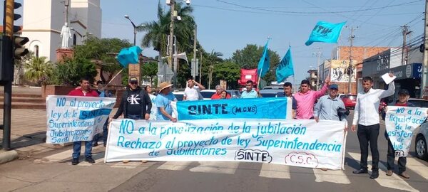 Miembros de la Sinte se manifestaron contra intención de aumentar la edad para jubilación - Nacionales - ABC Color