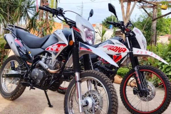Hurtaron dos motos de una casa en Luque •