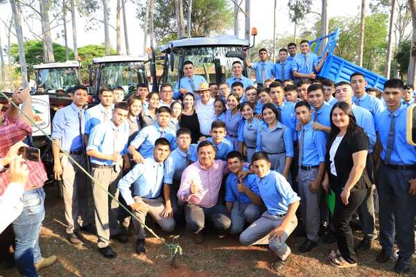 Entregan implementos para reforzar formación técnica en escuelas agrícolas - ADN Digital