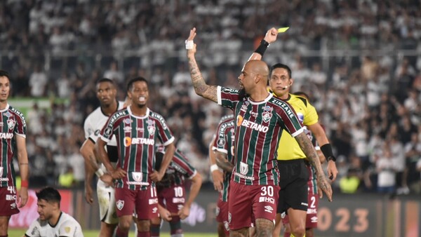 Felipe Melo mostró que hinchas apedrearon el bus: "Aprendan a perder, caramba"
