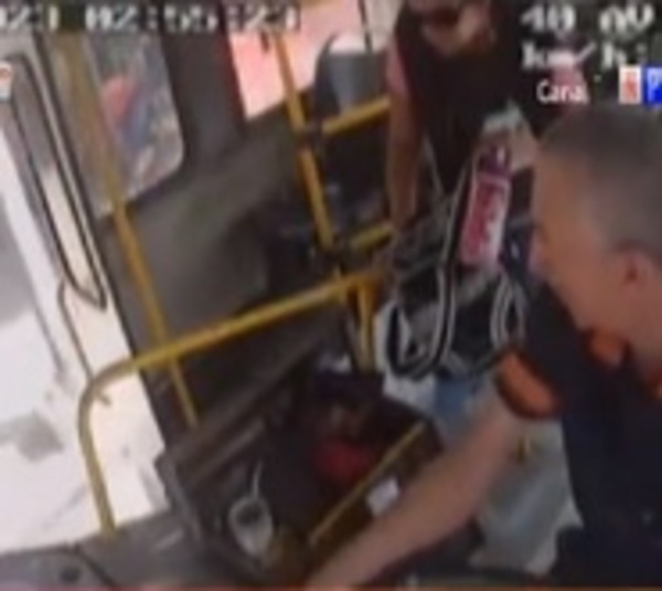 Captan a descuidista en acción en el bus - Paraguay.com