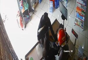 Asaltantes invaden un local comercial en PJC y se llevan dinero en efectivo