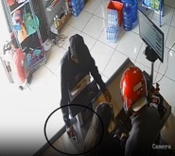 Motochorros asaltan despensa en PJC - Paraguay.com