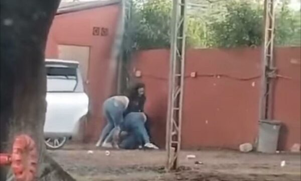Celos y abundante alcohol deriva en pelea entre mujeres