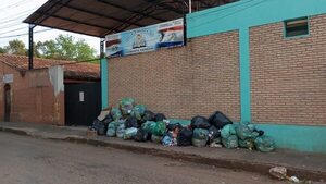 Capiatá: reclaman a la Municipalidad inmundicia en vereda de escuela - Nacionales - ABC Color