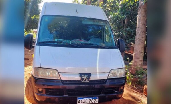 Hurtan furgón estacionado frente a una vivienda