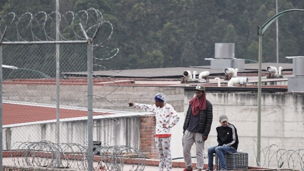 Liberan a 44 uniformados que estaban retenidos en una cárcel al sur de Ecuador