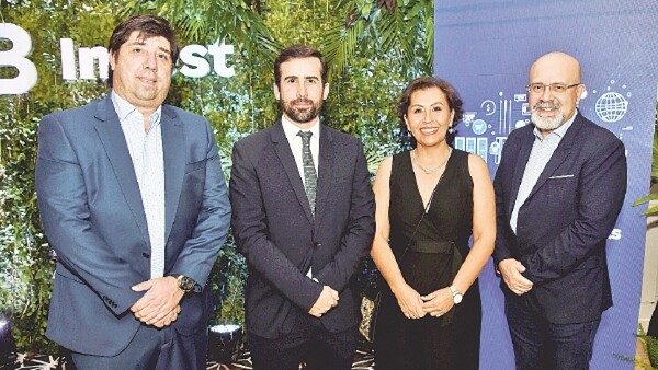 Brindis presentación del grupo BNB en Paraguay